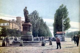 Pamyatnik_A.A.Bobrinskomu_v_Kieve_do_revolyucii.jpg