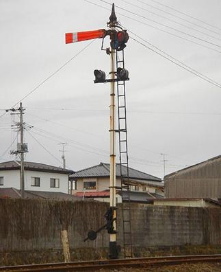 490px-Semaphore_railway_signal_at_the_Wakayanagi_station