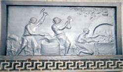 Áàðåëüåô íà ïîñòàìåíòå ïàìÿòíèêà Ïåòðó I â Ëèïåöêå (1839)