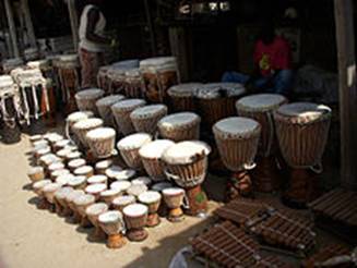 http://upload.wikimedia.org/wikipedia/commons/thumb/b/b2/DakarDjembeSeller.jpg/220px-DakarDjembeSeller.jpg