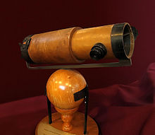 http://upload.wikimedia.org/wikipedia/commons/thumb/c/cc/NewtonsTelescopeReplica.jpg/220px-NewtonsTelescopeReplica.jpg