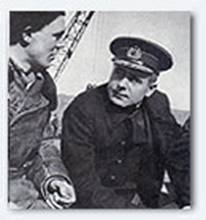 Командующий Северным флотом адмирал А.Г.Головко и командир ПЛ Ф.Видяев.