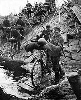 http://upload.wikimedia.org/wikipedia/commons/thumb/9/94/FinnishTroopsInLaplandWar_1944_crossing_river.jpg/220px-FinnishTroopsInLaplandWar_1944_crossing_river.jpg