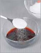 Смешать воду, соевый соус и сахар.