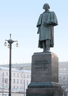 Nikolay Gogol monument in Moscow shot 01.jpg