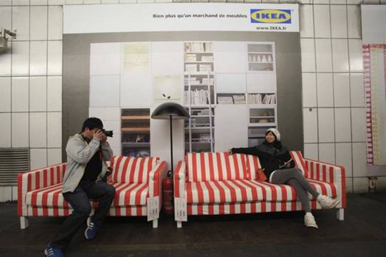 http://www.ikea-club.org/images/stories/articles/reklama/v_mire/2010_parigskoe_metro/divany_ikea_v_metro1.jpg