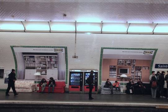 http://www.ikea-club.org/images/stories/articles/reklama/v_mire/2010_parigskoe_metro/divany_ikea_v_metro15.jpg