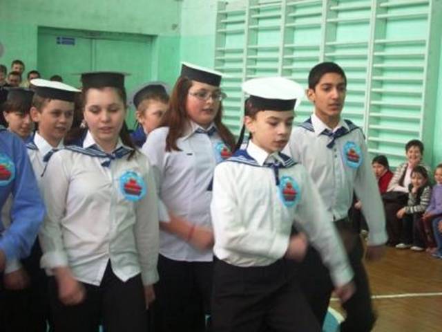 http://**/beskozyrka_belaya_v_polosku_vorotnik.jpg