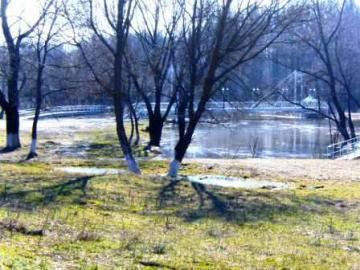 Фотография: Гидрологический обзор состояния водных объектов на территории Белгородский области (по состоянию на 15 апреля 2013 года)
По прогнозам отдела мониторинга и прогнозирования ФКУ «ЦУКС ГУ МЧС России по Белгородской области», на водных объектах Белгородской области, уровней, превышающих критические значения, способствующих возникновению чрезвычайных ситуаций, не прогнозируется. На сегодняшний день реки области очистились ото льда. Уровни воды на водных объектах области повсеместно наблюдаются на отметках ниже опасных значений.
По данным Белгородского ЦГМС – филиала ФГБУ «Центрально – Черноземного УГМС» в ближайшие 3-е суток на реках Белгородской области ожидается спад уровней воды.
За прошедшие сутки на большей части рек Белгородской области наблюдался спад уровней воды. Амплитуда колебания уровней воды за сутки составила от - 10 см до -1 см.
Наибольший спад уровня воды наблюдался на реках:
Осколец (г. Старый Осколсм;
Оскол (н.п. Раздолье) -8 см;
Ворскла (н.п. Козинка) – 7 см.
Подтоплений социально – значимых, потенциально – опасных и других важных объектов не зарегистрировано и не прогнозируется.
С учетом прогноза подтопление населенных пунктов не прогнозируется.