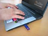eToken-Laptop-Hands