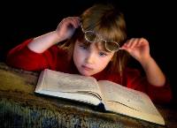 Ложная близорукость возникает тогда, когда детям приходится сидеть за книгами или компьютером круглые сутки