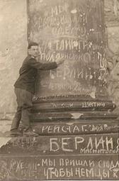 638px-Radio_Journalist_Leonid_Poljakow_Berlin_1945