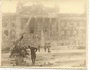 638px-Radio_Journalist_Leonid_Poljakow_Berlin_1945