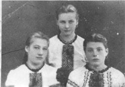Ці українки, фотографуючись ще не знали, що завтра почнеться "Вісла"...