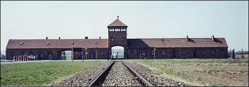 http://upload.wikimedia.org/wikipedia/commons/thumb/a/a2/AuschwitzCampEntrance.jpg/500px-AuschwitzCampEntrance.jpg