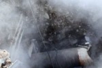 Сотрудники аварийных служб устраняют последствия порыва водопровода