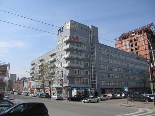 «Дом с часами». Жилой дом Крайснабсбыта. Новосибирск. Спроектирован группой архитекторов Б.А. Гордеева, С.П. Тургенева и инженера В.Н. Никитина в гг