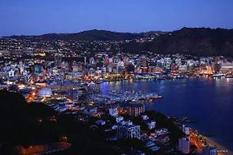 \\IVAN_DESKTOP\My Documents\My Pictures\New Zealand Photos\Tourism New Zealand\Optim\Hills, city and harbour.jpg