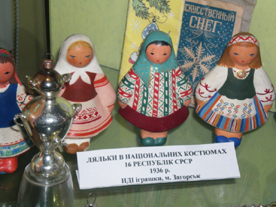 Ляльки в национальных костюмах 16 республик СССР