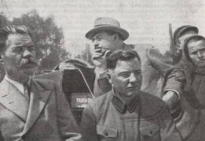 ЛУНАЧАРСКИЙ, А. М. ГОРЬКИЙ, К. Е. ВОРОШИЛОВ НА ДАЧЕ ГОРЬКОГО