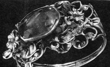 Золотая цепь с брелком, украшенным камнями и резьбой. <b>1923</b> г. Музей прикладного искусства, Прага