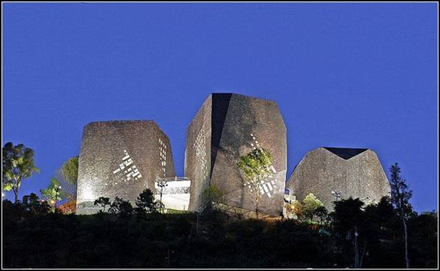 ��������: http://4.bp.blogspot.com/_O8hZkJtZsUM/TO9tKK8Bs_I/AAAAAAAABJ4/9VEixjUVX3s/s640/unusual-library-9.jpg