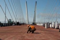 Photographe : Martin Bureau :: Un ouvrier travaille sur le nouveau plus grand pont à haubans du monde à Vladivostok en Russie, le 26 juin 2012