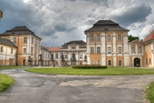 http://www.euro-touch.com/files/EURO-TOUCH/zamek-duchcov-4.jpg