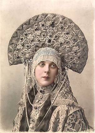 http://upload.wikimedia.org/wikipedia/commons/thumb/d/df/1903_ball_-_Orlova-Davydova.jpg/250px-1903_ball_-_Orlova-Davydova.jpg