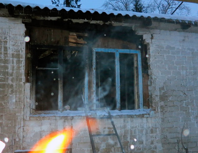 Жильцы сгоревшего дома остались живы, благодаря полицейским.