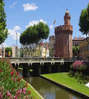 http://www.linternaute.com/sortir/magazine/50-monuments-emblematiques-des-villes-francaises/image/castillet-perpignan-599713.jpg