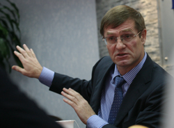Главный госрегистратор страны Сергей Васильев уверен, что в скором времени зарегистрировать свои права на имущество можно будет без очереди. Фото: Колыбалов Аркадий