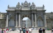 http://www.bosphoruscruise.com/phtStore/real/istanbul_dolmabahce_palace.jpg