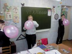 C:\Documents and Settings\ADMIN\Рабочий стол\сайт 7-Б\мальчики дуют шары.JPG