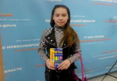 D:\Наташа\НАТАШКА и её КЛАСС\фотки с тел нв\таня и подарок.JPG