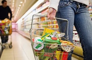 На прилавках в магазинах выявлены просроченные товары