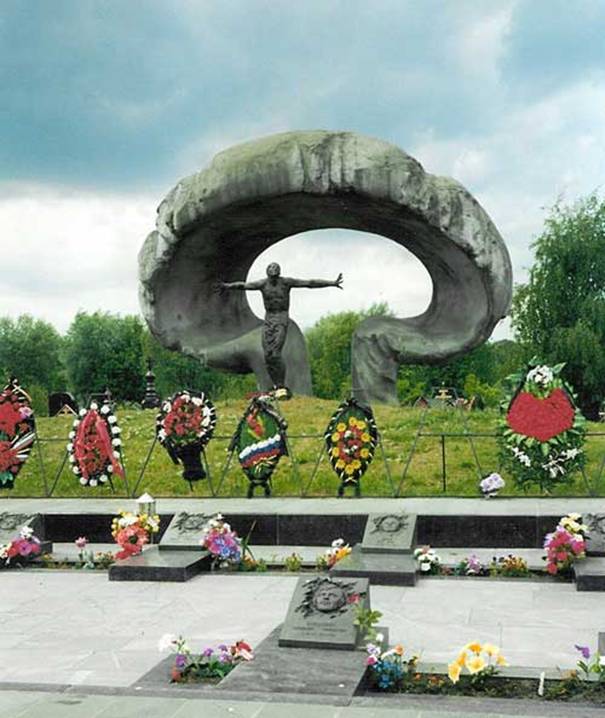 Памятник героям-чернобыльцам