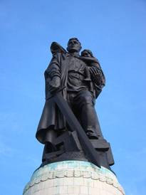 450px-Berlin_Treptow_Ehrenmal_06