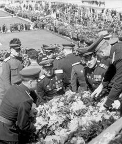 M:\МХК\трептов парк\450px-Berlin_Treptow_Ehrenmal_05.jpg