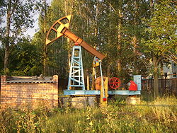 http://upload.wikimedia.org/wikipedia/commons/thumb/7/7c/Oil_pumpjack%2C_Togliatti.JPG/250px-Oil_pumpjack%2C_Togliatti.JPG