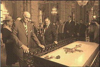 Роза и крест Дмитрия Романова (слева)