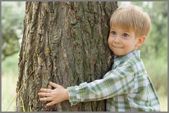 ��������: boy-hugging-tree.jpg