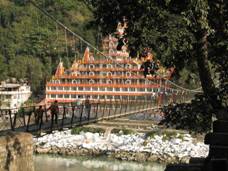800px-Rishikesh%2C_Lakshman_Jhula