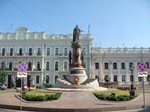 http://upload.wikimedia.org/wikipedia/commons/thumb/8/80/Ekaterininskay_square_Odessa_2010.JPG/240px-Ekaterininskay_square_Odessa_2010.JPG