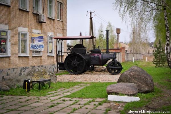 Описание: Памятники дорожным каткам