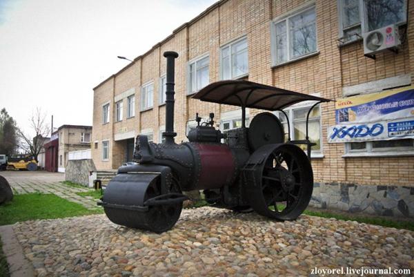 Описание: Памятники дорожным каткам