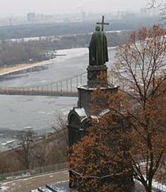 https://upload.wikimedia.org/wikipedia/commons/thumb/a/ac/St_Volodymyr_statue_in_Kyiv.jpg/220px-St_Volodymyr_statue_in_Kyiv.jpg