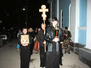 Крестный ход и пасхальная служба в Грозном проводились под охраной автоматчиков.