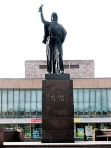 В октябре прошлого года в Нальчике боевики пытались подорвать этот монумент, на пьедестале которого выбиты слова «Навеки с Россией». Памятник устоял. Устоит ли дружба?