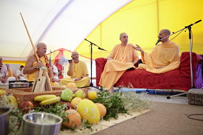 http://www.krishna.ru/images/stories/vedaart/2010/june/Brahmotsava/_mg_2308.jpg